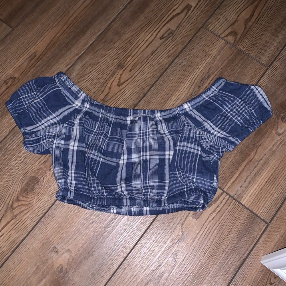 Off the shoulder AE crop top